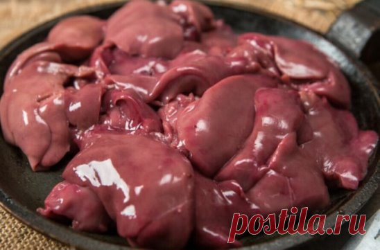 Новый рецепт печени по-азиатски.
Вкусно, сочно, необычно.
Можно по этому рецепту готовить любую печень, я предлагаю — куриную, так как на нее самая доступная цена.
Плюс к этому, куриный субпродукт готовить просто, быстро, а блюда с ним вкусные, ароматные и питательные! По качеству ничем не уступают дорогой говяжьей печенки.
Ингредиенты:
Куриная печень охлаждённая — 700 — 800 г;
Репчатый лук — 1 крупная луковица;
Томатная паста — 150 г;
Крахмал картофельный — 2 ложки столов. (можно заменить