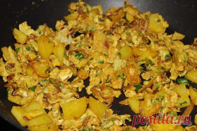 Жареная картошечка с яйцом и луком: вкуснейший домашний фаст-фуд за считанные минуты!