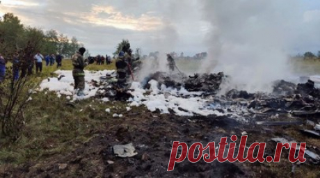 Опытный пилот за штурвалом: что известно о находившихся на борту самолёта Embraer. Среди пассажиров бизнес-джета Embraer, потерпевшего крушение в Тверской области, был бизнесмен Евгений Пригожин. Частный самолёт разбился 23 августа при перелёте из Москвы в Санкт-Петербург. По данным МЧС, погибли все семь пассажиров и три члена экипажа. Читать далее