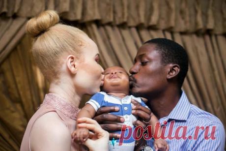 От гормональных атак у юноши Серёжи прохудилась крыша, захотелось ему жениться. И нашёл он себе приятную женскую девушку Наташу. Совсем скоро эта Наташа родила Серёже забавного негритёнка Ванечку. Кто не понимает в чём тут ирония, напомню: Отелло свою сколопендру задушил всего за подозрительный платочек. А тут целый подозрительный негр родился. Даже не знаю, какой степени недоумения достиг бы Отелло, принеси Дездемона китайчонка в подоле. С ума сошёл бы, от невозможности а...