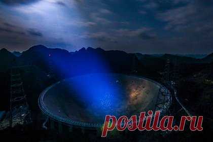 У загадочных космических сигналов обнаружили круговую поляризацию. Ученые Национальной астрономической обсерватории Китайской академии наук впервые выявили круговую поляризацию электромагнитного излучения, источником которого являются быстрые радиовсплески. Для этого исследователи проанализировали излучение от двух источников на основе данных, полученных с помощью телескопа FAST.