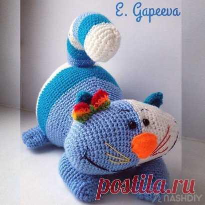 КОШЕЧКА КРЮЧКОМ,
схема: http://nash-diy.ru/vjazanie-dlja-doma/igrushki/91-koshechka-krjuchkom-avtor-shemy-vjazanija-igrushki-ekaterina-gapeeva.html