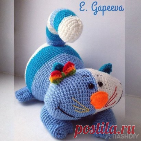 КОШЕЧКА КРЮЧКОМ,
схема: https://nash-diy.ru/vjazanie-dlja-doma/igrushki/91-koshechka-krjuchkom-avtor-shemy-vjazanija-igrushki-ekaterina-gapeeva.html