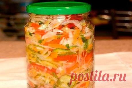 САЛАТ С ХРУСТИНКОЙ
Есть у меня рецепт очень вкусного овощного салата, который заготавливается на зиму. Хотя я не отношусь к любителям консервированных салатов, но это блюдо из тех, которые зимой отличаются необычайно пикантным вкусом и необыкновенной свежестью. Главное - не передержать по времени при стерилизации, чтобы он не стал вареным, а овощи сохранили легкую хрустинку и витамины.
огурцы - 1 кг;
помидоры - 1 кг;
капуста белокочанная - 250 г;
лук репчатый - 250 г;
пере...