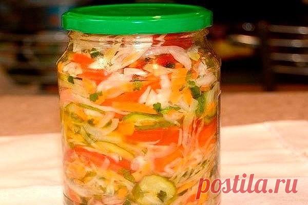 САЛАТ С ХРУСТИНКОЙ
Есть у меня рецепт очень вкусного овощного салата, который заготавливается на зиму. Хотя я не отношусь к любителям консервированных салатов, но это блюдо из тех, которые зимой отличаются необычайно пикантным вкусом и необыкновенной свежестью. Главное - не передержать по времени при стерилизации, чтобы он не стал вареным, а овощи сохранили легкую хрустинку и витамины.
огурцы - 1 кг;
помидоры - 1 кг;
капуста белокочанная - 250 г;
лук репчатый - 250 г;
пере...