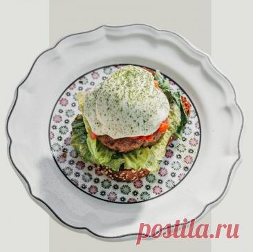 В Sage утро начинается не звуком будильника, а ароматом свежевыпеченного хлеба. Он создается в собственной пекарне ресторана, оснащенной немецкими печами MIWE, и командой ресторана во главе с шеф-пекарем Александром Гациным. Заварной хлеб с инжиром и черносливом, пшеничный с капустой, картофельный с пармезаном — каждое изделие создано не только как дополнение к завтраку, но и как самостоятельный гастрономический акцент.