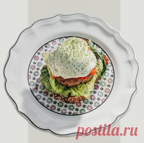 В Sage утро начинается не звуком будильника, а ароматом свежевыпеченного хлеба. Он создается в собственной пекарне ресторана, оснащенной немецкими печами MIWE, и командой ресторана во главе с шеф-пекарем Александром Гациным. Заварной хлеб с инжиром и черносливом, пшеничный с капустой, картофельный с пармезаном — каждое изделие создано не только как дополнение к завтраку, но и как самостоятельный гастрономический акцент.