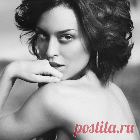 Мужчинам не нравится любовь без секса, женщинам — секс без любви. Женщины едят за разговорами, мужчины разговаривают за едой. Женщины купаются, а мужчины плавают. Поэтому у одних купальники, у других — плавки. У женщин — мечты, у мужчин — планы.. Мужчина любит глазами, женщина — ушами. Женщины скрывают свой возраст, мужчины — свой доход. Путь к сердцу мужчины лежит через желудок, а к сердцу женщины — через загс. Разведенный мужчина — свободен. Разведенная женщина — одинока… Мы разные.....