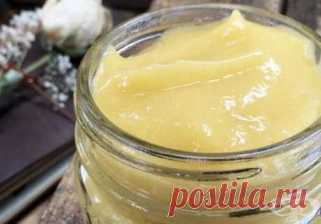 Заличете бръчките около очите с манго и банан | Здравни съвети Framar.bg Бананът помага за премахване на петната по лицето, а мангото служи като естествено средство за подхранване на кожата.