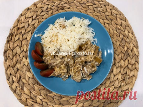 Свинина, тушеная с яблоками в сметане Яблоки и сметана делают мясо невероятно мягким и сочным - это лучший из простейших способов приготовления тушеной свинины.