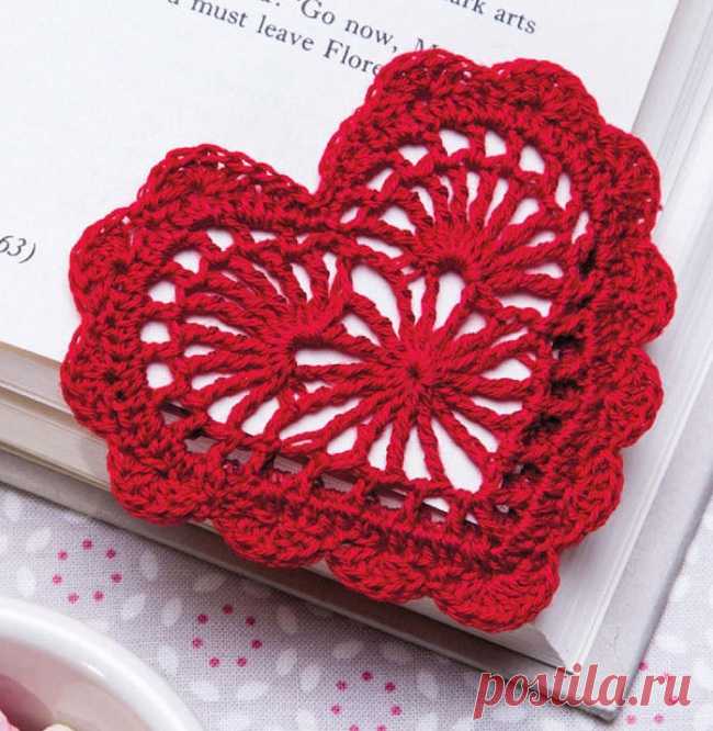 Как связать ажурное сердечко крючком. Описания, схемы и мастер-классы Сердечко - традиционный подарок ко Дню Святого Валентина. Предлагаем связать ажурное сердечко крючком, которое отлично работает в качестве книжной закладки, а также его можно использовать для оформления открыток, декора текстиля и украшения интерьера. Конечно, самые актуальные цвета любви и романтики - красный и розовый, но вы можете выбрать любые цвета пряжи или их сочетания. В нашей сегодняшней подборк...