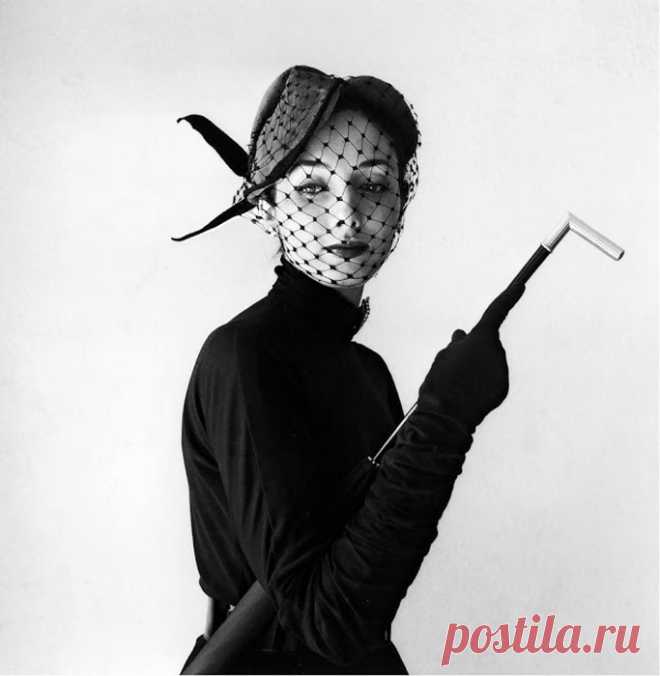 Классическая элегантность Dior: изысканные модели 1940-1960-х годов на улицах Парижа