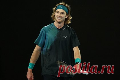Рублев вышел в четвертьфинал Australian Open. Российский теннисист Андрей Рублев вышел в четвертьфинал Australian Open 2024 года. В четвертом круге отечественный спортсмен встречался с австралийцем Алексом де Минауром. Матч завершился победой Рублева в пяти сетах со счетом 6:4, 6:7 (5:7), 6:7 (4:7), 6:3, 6:0. Игра продолжалась 4 часа и 14 минут.