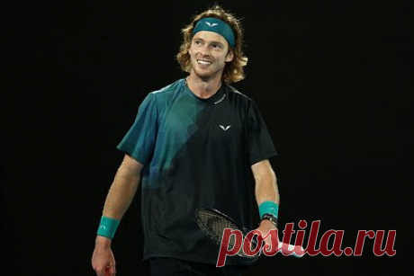 Рублев вышел в четвертьфинал Australian Open. Российский теннисист Андрей Рублев вышел в четвертьфинал Australian Open 2024 года. В четвертом круге отечественный спортсмен встречался с австралийцем Алексом де Минауром. Матч завершился победой Рублева в пяти сетах со счетом 6:4, 6:7 (5:7), 6:7 (4:7), 6:3, 6:0. Игра продолжалась 4 часа и 14 минут.
