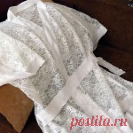 Кружевной халат-кимоно Как сшить халат-кимоно из кружевной ткани. Простая выкройка и легкость пошива позволит выполнить этот мастер-класс даже начинающим швеям на самой простой швейной машинке.