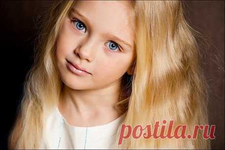 Приоткройте окна, чтоб вошли туда
Счастье и Доверие, Мир и Доброта!
Двери приоткройте, чтоб услышать звуки,
Жизни наслаждению — протяните руки!
Раздарите Нежность, чтоб прекрасней стать,
Разбросайте Щедрость, и она вернётся
К вам — как Благодать!