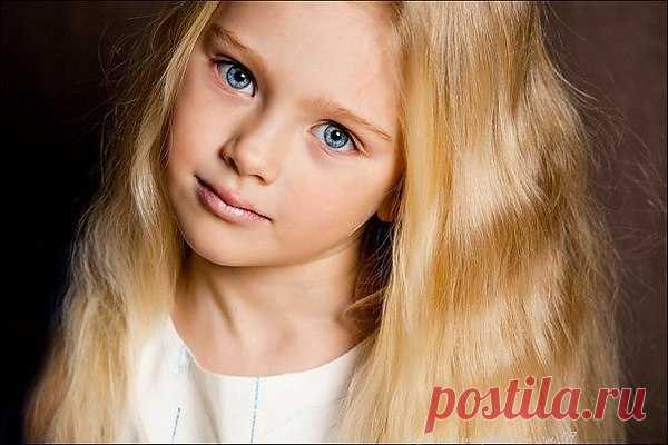 Приоткройте окна, чтоб вошли туда
Счастье и Доверие, Мир и Доброта!
Двери приоткройте, чтоб услышать звуки,
Жизни наслаждению — протяните руки!
Раздарите Нежность, чтоб прекрасней стать,
Разбросайте Щедрость, и она вернётся
К вам — как Благодать!