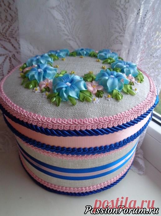 Шкатулка вышитая лентами 