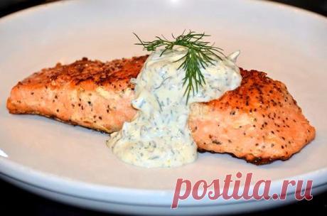 Жареный лосось с соусом
Вкуснейшая жареная рыба лосось с ароматным соусом из натурального йогурта, укропа, каперсов с добавлением цедры лимона и сока лимона.
