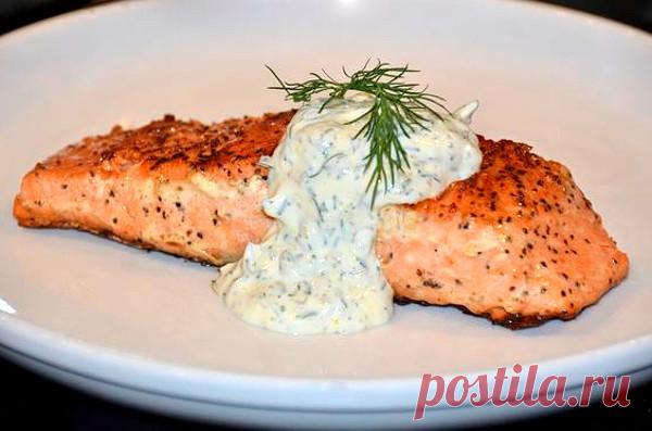 Жареный лосось с соусом
Вкуснейшая жареная рыба лосось с ароматным соусом из натурального йогурта, укропа, каперсов с добавлением цедры лимона и сока лимона.