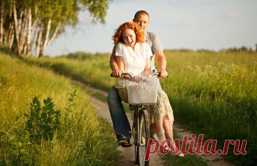 Искусство ставить настоящие цели | Мы так пропитаны современной философией успеха, что постоянно гонимся за какими-то внешними атрибутами преуспевания, пытаемся достичь миллиона разных целей, которые сделают нас еще более значимыми в глазах людей.

Но при этом совершенно забываем, что наша основная цель — чувствовать себя счастливым.


Мотивационный спикер Даниэлла Лапорт рассказывает, почему так важно идти за своими чувствами и душой и как правильно ставить цели.