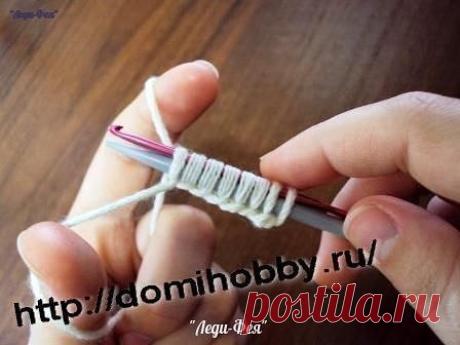 ВЕК ВЯЖИ-ВЕК УЧИСЬ! НАБОРНЫЙ КРАЙ С ФЕСТОНАМИ

Этот декоративный набор петель может служить украшением края вязаного изделия. Для его выполнения понадобится спица и крючок, чем меньшего диаметра вы выберете спицу, тем мельче будут получаться фестоны.
В левую руку берем спицу и над ней располагаем крючок. Обычным способом набираем на спицу и крючок 8 петель. 

Затем 9-ю петлю набираем только на крючок. 
Протягиваем петлю на крючке через набранные 8 петель и снимаем их со сп...
