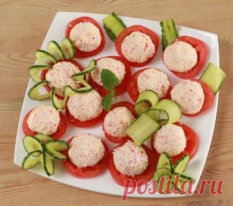 Быстрая и оригинальная закуска из крабовых палочек с помидорами