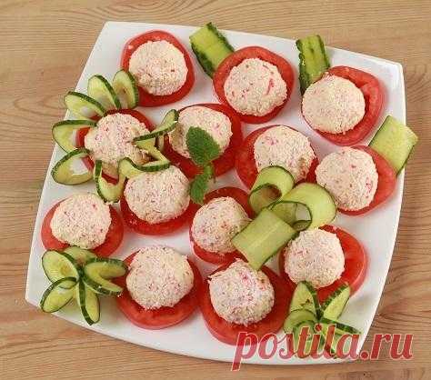 Быстрая и оригинальная закуска из крабовых палочек с помидорами