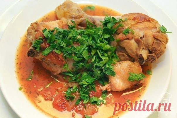 Чахохбили.

Давеча мы делали чахохбили по-советски по рецепту из «Книги о вкусной и здоровой пище», а сегодня расскажу, как приготовить чахохбили по оригинальному рецепту. Естественно, горного фазана, из которого изначально делалось это блюдо мы найти не смогли, посему делаем из курицы.

Итак, нам понадобится:

Курица (можно окорочка)
Свежие сладкие помидоры или, если не сезон, что-то подобное
Лук
Стакан белого сухого вина
Чеснок
Петрушка
Хмели-сунели
Красный острый перец
...