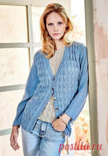 Пост на стене Комплект из джинсово-синего кардигана и бежево-серого топа с узором «соты» ♥Европейские размеры: 36/38 (42/44).  Российские размеры: 42/44 (48/50).  Для вязания нам потребуется 300 (350) г бежево-серой для топа и 600 (650) г джинсово­-синей для кардигана пряжи: 60% шерсть, 40% полиакрил; 120 м/50 г. Спицы № 3,5 и 4,5. А также круговые спицы № 3,5 и крючок № 3,5. 7 пуговиц диаметром 18 мм.  УЗОРЫ ♥  Узор «Соты». ...