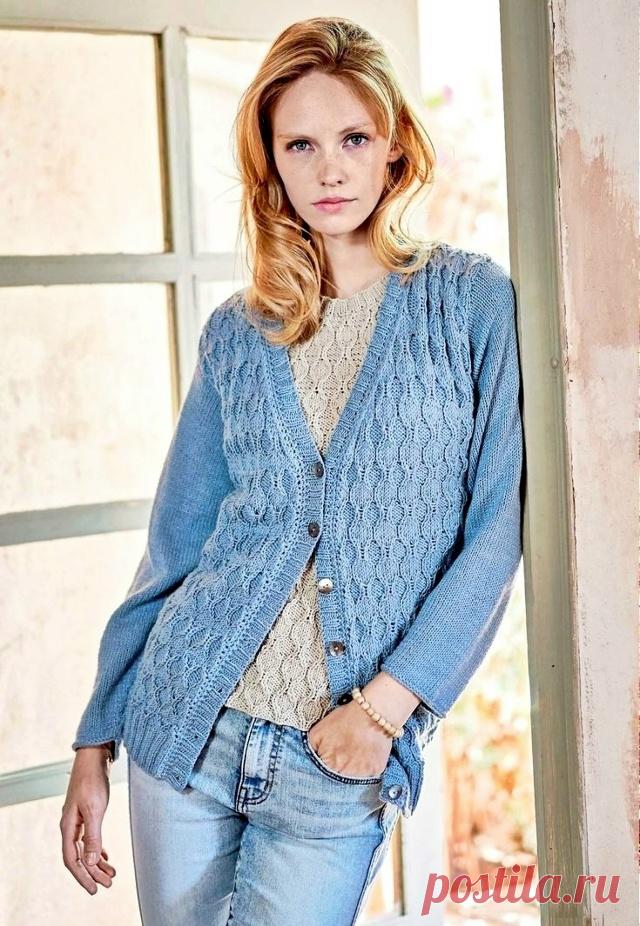 Пост на стене Комплект из джинсово-синего кардигана и бежево-серого топа с узором «соты» ♥Европейские размеры: 36/38 (42/44).  Российские размеры: 42/44 (48/50).  Для вязания нам потребуется 300 (350) г бежево-серой для топа и 600 (650) г джинсово­-синей для кардигана пряжи: 60% шерсть, 40% полиакрил; 120 м/50 г. Спицы № 3,5 и 4,5. А также круговые спицы № 3,5 и крючок № 3,5. 7 пуговиц диаметром 18 мм.  УЗОРЫ ♥  Узор «Соты». ...