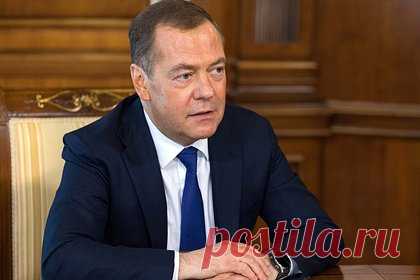 Медведев ответил на заявление Макрона о геополитическом поражении России. В глобальном конфликте проиграла политика стран НАТО с их претензией на исключительность. Об этом, отвечая на заявление президента Франции Эмманюэля Макрона о геополитическом поражении России, заявил зампред Совбеза Дмитрий Медведев на своей странице в Twitter.