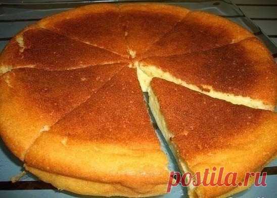 Творожная шаpлотка. Очень вкусно!
Ингредиенты:
· пачка 5-18% творога (200 гр.)
· 2-3 ст.ложки сметаны
· 4 яйца
· 1,5 стакана сахарa
· 1 стакан муки
· щeпотка соды
Приготовление:
Сначала растираем сахар с яйцами, потом добавляем творог, сметану и муку с содой, всё перемешиваем миксером.
Берем яблочки, режем дольками, если не очень кислые, я сбрызгиваю лимоном и/или если есть клюква раскидываю немного на яблочки, уложенные непосредственно в форму для выпечки, смазанную маслом растительным.
Зал