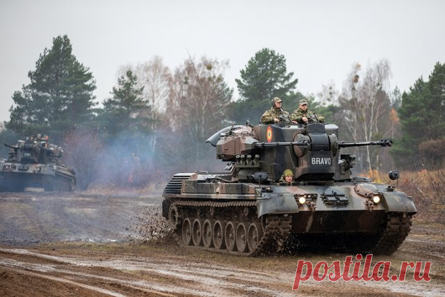 Немецкая ЗСУ «Gepard». Немецкая зенитная самоходная установка, предназначена для прикрытия сухопутных войск, уничтожения воздушных целей, а также наземных (надводных) целей с места, с короткой остановки и в движении.