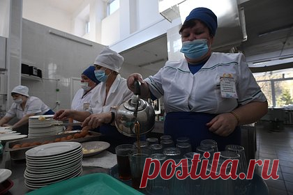 Детей накормили салатом с червями в школьной столовой Петербурга. Детей накормили салатом с червями школьной столовой Санкт-Петербурга. Об этом сообщила мать одного из школьников. «В детских обедах обнаружили опарышей, есть видео этого позора. Родители собираются подавать в суд на компанию, обеспечивающую питание», — сообщила женщина.