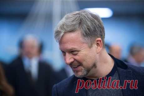Валдис Пельш рассказал о провальном случае на сцене. Популярный телеведущий Валдис Пельш вспомнил один из самых провальных случаев, происходивших с ним на сцене. В шоу «Я же говорила» на YouTube он рассказал, что ситуация произошла в 90-е, когда он вел мероприятие компании ЮКОС. «Меня не приглашали [после этого] года три», — высказался шоумен.