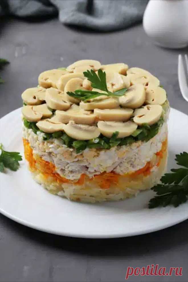Geschichtete Versuchung: Schichtsalat mit Hähnchen und Pilzen
