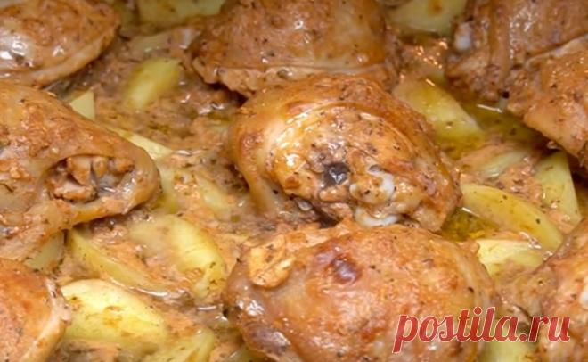 Курица в паприке с молоком в духовке Простую курицу с правильным подходом легко будет приготовить так, что на вкус она будет лучше любого стейка. Если не жарить птицу, как делают чаще всего, а приготовить в паприке с кефиром в духовке, то получится словно с угольного гриля: сочное мясо буквально тает во рту.