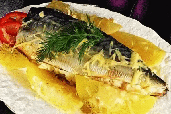 Молодой картофель запечённый со скумбрией 
Продукты:
Молодой картофель – 1 кг или чуть меньше 
Скумбрия с/м – 1 шт. (покрупнее) 
Соль и специи – по вкусу 
Ветки укропа – 2-3 шт. 
Растительное масло – 2 ч.л. 
Вода – 0,5 стакана
Приготовление:
Молодую картошечку очищаем, промываем. Форму, в которой будет готовиться наше блюдо, смазываем растительным маслицем. В один слой выкладываем картошку. Если она крупная, то лучше ее разрезать на 4 или даже 6 частей. У меня была мелкая, поэтому я оставила