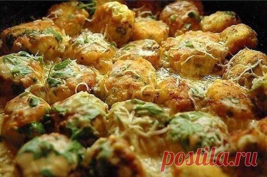 Куриные шарики в кефирном соусе
 117 ккал/100 г  Б/Ж/У: 17.8 / 4.1 / 2.2 
Ингредиенты:
1) куриное филе 500 гр
2) лук репчатый 75 гр
3) яйцо 50 гр
4) чеснок 12 гр
5) кефир 0-1% 200 мл
6) сыр 17% 150 гр
Приготовление:
Куриное филе слегка отбить и мелко порезать, затем добавить мелко шинкованный лук, посолить, поперчить по вкусу, влить взбитое в пену яйцо и хорошенько перемешать. В форму для запекания вылить немного кефира. Из приготовленной массы формировать небольшие шарики и выкладыв