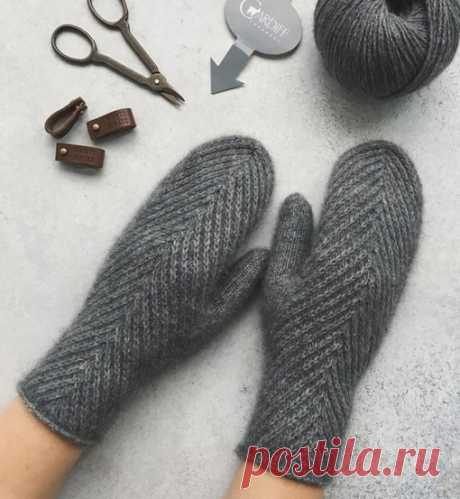 Красивые варежки Узор состоит из параллельных линий, связанных лицевыми петлями на изнаночной глади, которые сходятся относительно центра варежек с лицевой стороны. Большие пальцы рук связаны простой лицевой гладью. Традиционная резинка, с которой начинаются варежки в этом варианте отсутствует.Зигзаг -...