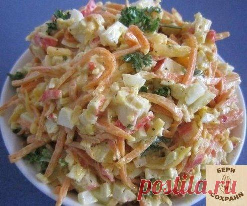 Очень простой салат с морковью, сыром и крабовыми палочками
ИНГРЕДИЕНТЫ:
морковь по-корейски 200 г
палочки крабовые 200 г
сыр твердый 100 г
яйца 4 шт.
чеснок 1 зубчик
лук зеленый 1 пучок
укроп 1 пучок
перец черный молотый
майонез
соль
ПРИГОТОВЛЕНИЕ:
1 Корейскую морковь необходимо немного измельчить, порезав длинную соломку на несколько частей. Сыр натереть на крупной терке или порезать тонкой соломкой.
2 Крабовые палочки и вареные яйца порезать тонкой соломкой или небольшим кубиком. Зелень из