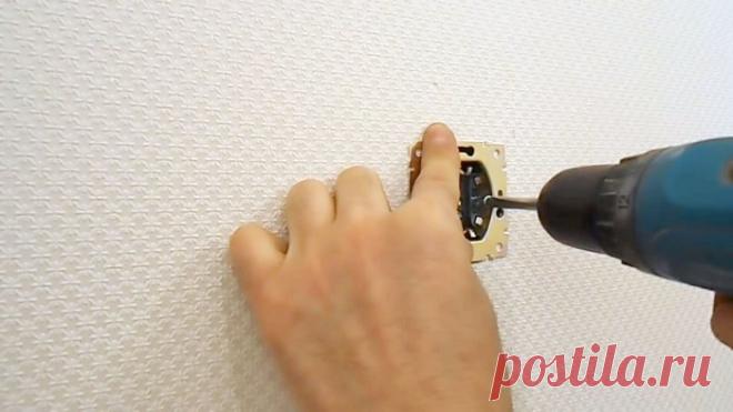 Простой способ закрепить выпадающую розетку