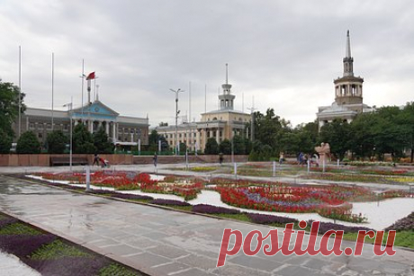 В парламенте Киргизии призвали к дерусификации Бишкека. Властям Бишкека следует в экстренном порядке дерусифицировать названия районов города, изменив их в соответствии с государственным языком. С таким призывом выступил спикер парламента Киргизии Нурлан Шакиев. По словам политика, руководству страны так не удалось до конца реализовать планы по развитию киргизского языка.