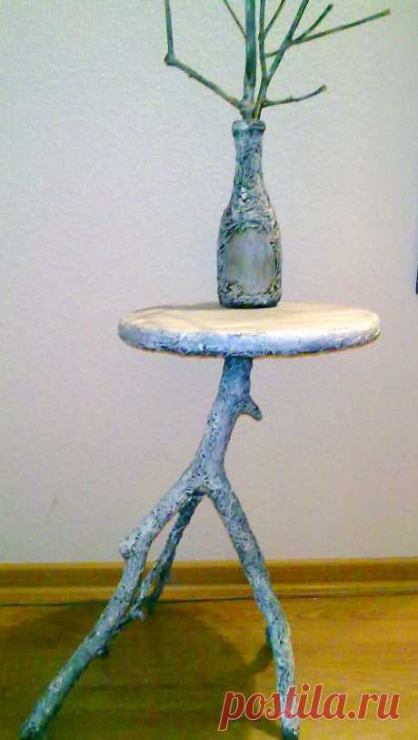 Столик с вазой,натуральное дерево .