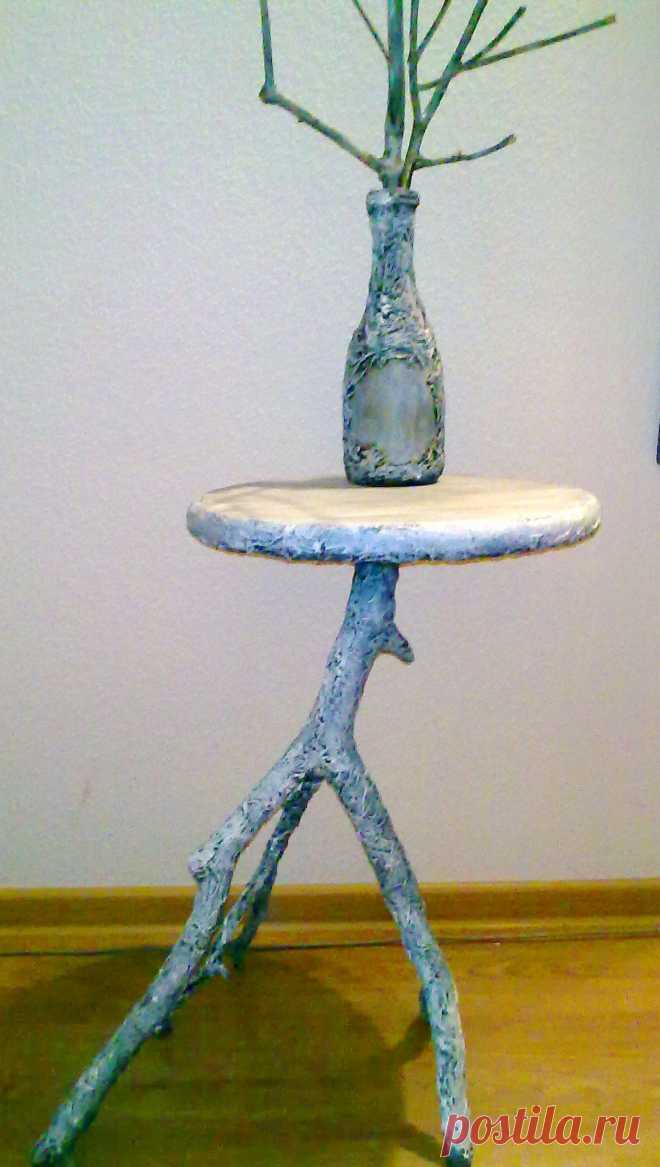 Столик с вазой,натуральное дерево .