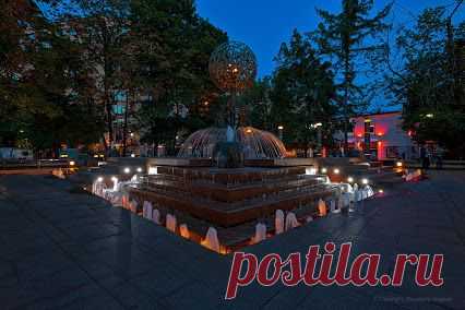 «Памятник прабабушке с прадедушкой, накануне первородного греха» (фонтан "Адам и Ева").
Москва, м.Новокузнецкая.