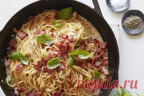 Brie, Bacon and Basil Pasta Grab the recipe for this Brie, Bacon and Basil Pasta and weave it into your weeknight rotations for a decadent but easy dinner!