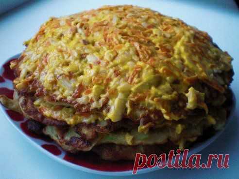 Торт из кабачков с сырно-овощной начинкой

Продукты:
-Кабачок средний 1 шт.
-морковь 3 шт.
-лук 1 шт.
-яйцо 2 шт.
-мука 5-7 ст.л.
- 150 гр.
-майонез
-чеснок
-соль

Кабачок трём на крупной терке, сливаем сок. Добавляем яйца, соль, муку и замешиваем тесто.
На разогретую с маслом сковородку выкладываем тесто, распределяем по сковородке и жарим блинчики.
Морковь трем на тер