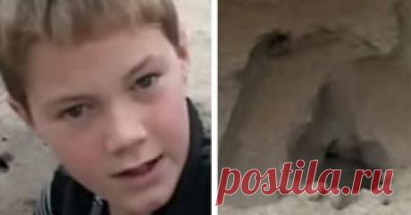 11-летний мальчик находит девочку, заживо погребённую в песчаных дюнах, и спасает её с помощью СЛР Однажды 11-летний Коннор Фитц-Джеральд играл со своими друзьями на пляже Marina Dunes Beach в Калифорнии, США. Дети копали углубления в песке, чтобы затем посмотреть, у кого получится самая глубокая яма....